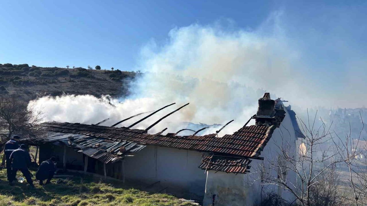 Uşak Ulubey İnay Köyü'nde Ev Yangını: 1 Kişi Öldü, 1 Kişi Yaralandı