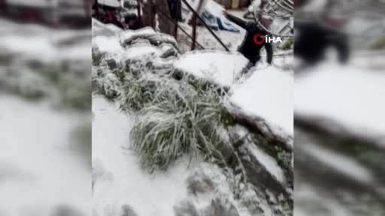 Üsküdar'da kar yağışı sonrası yokuştan kayan otomobil evin bahçesine girdi: 2 yaralı