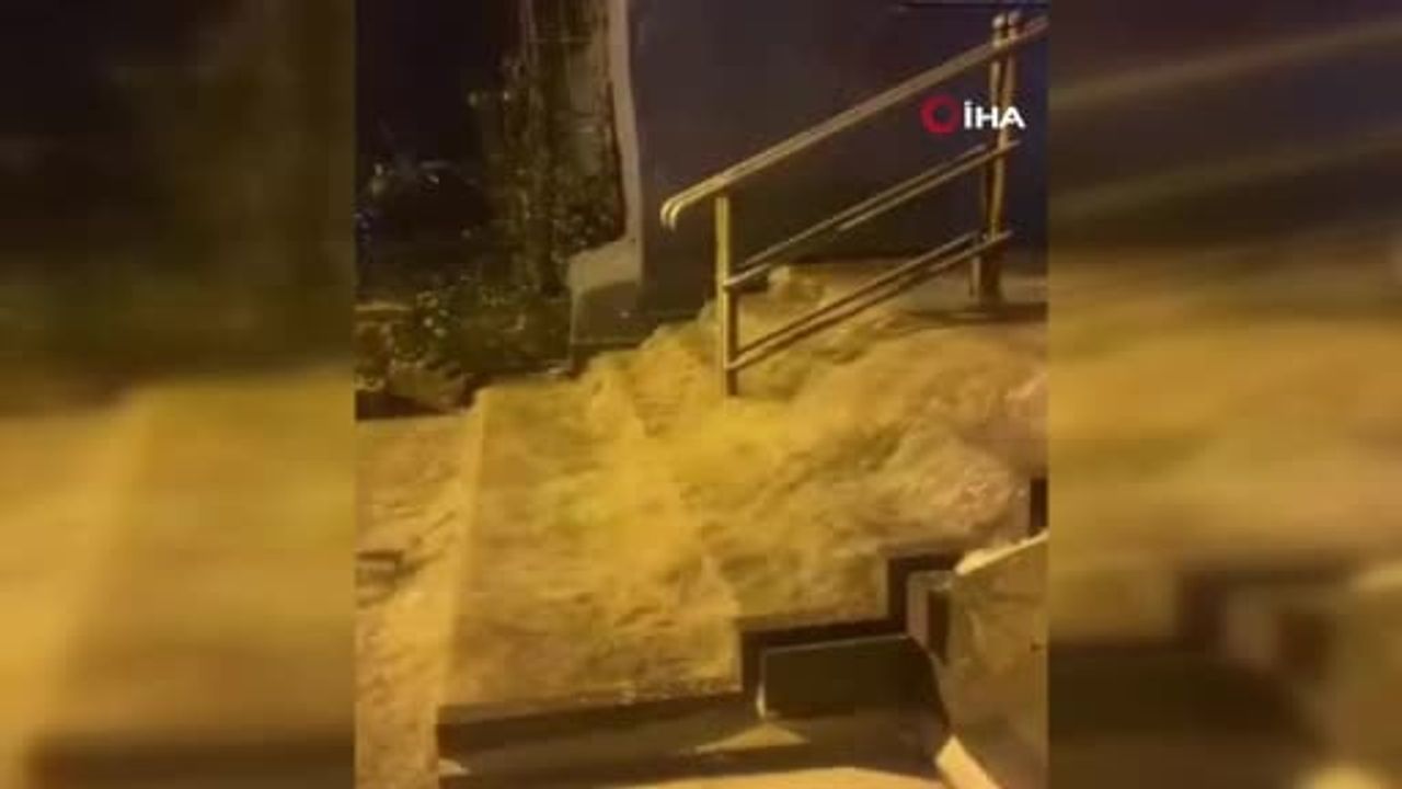 Üsküdar'da sağanak yolları nehre çevirdi; Beylerbeyi, Salacak ve Selamsız'dan görüntüler
