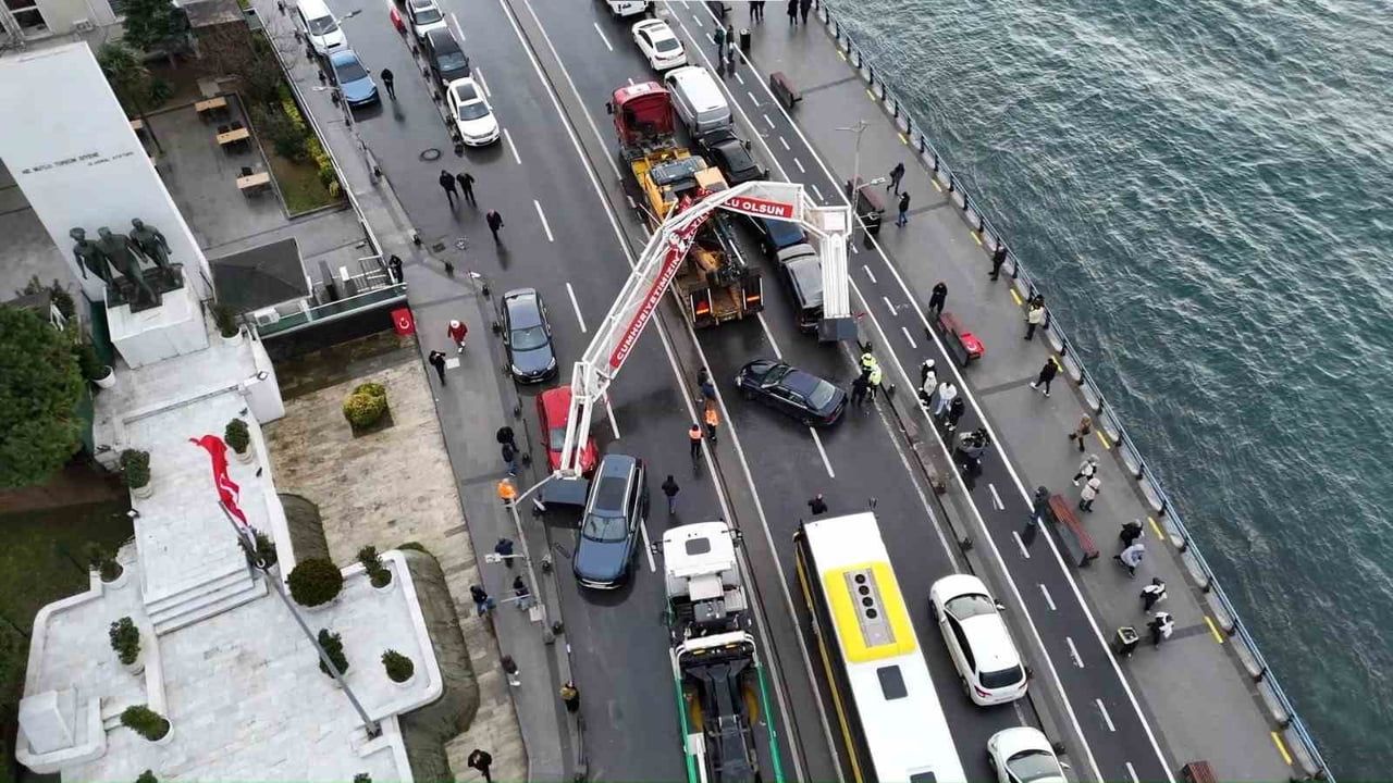 Üsküdar'da tır dorsesindeki ekskavatör tabelaya çarptı: 7 araçta maddi hasar