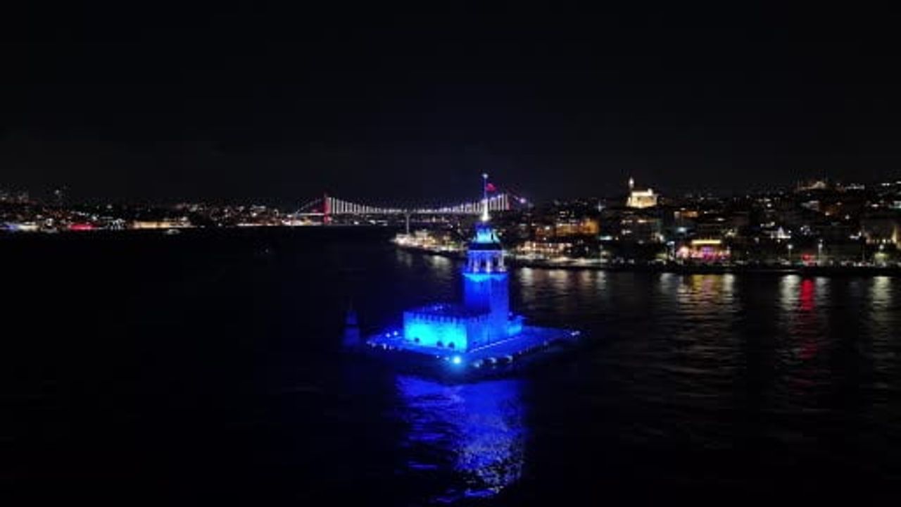 Üsküdar Kız Kulesi'nde yılbaşına özel ışık şovu Boğaz'da görsel şölen yarattı