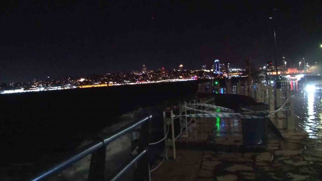 Üsküdar Sahili'nde lodos etkisi: Salacak alt yürüme yolu kapatıldı