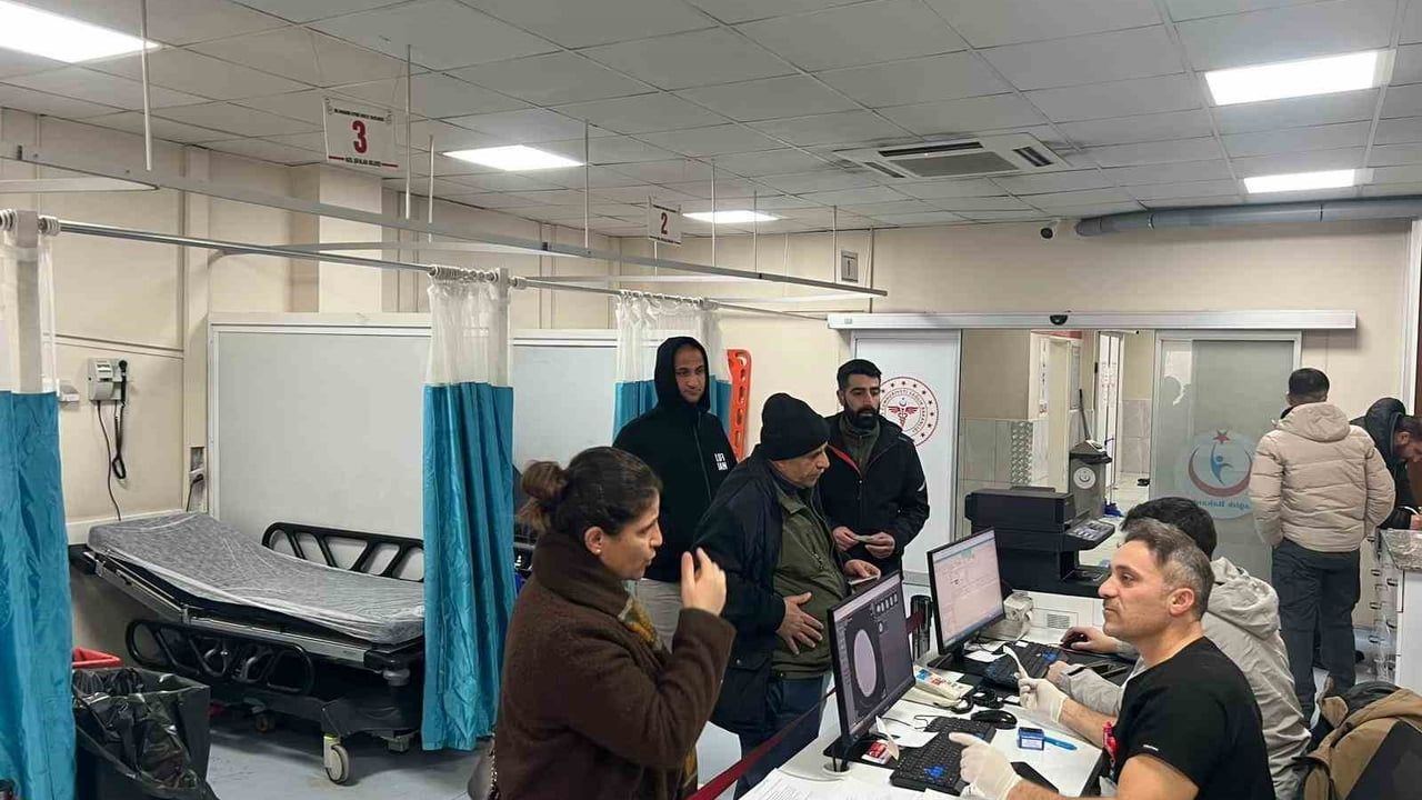 Uzmandan buzlu zeminde uyarı: Kösele, kundura ve yüksek topuk ayakkılar kayma riskini artırıyor