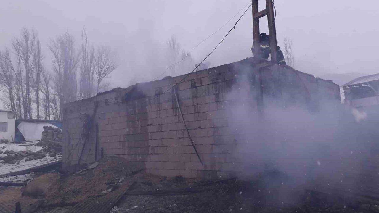 Uzundere Yayla Mahallesi'nde ev ve eklentilerinde yangın; can kaybı yok