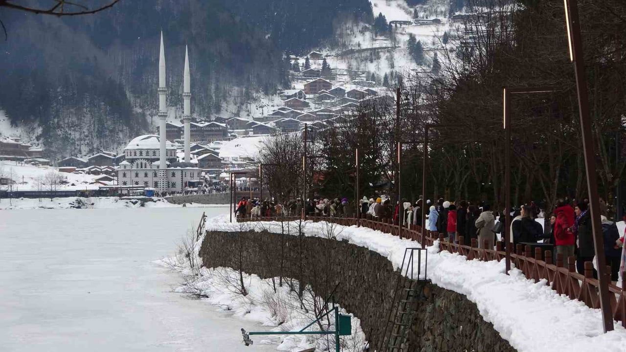 Uzungöl Kış Festivali'nde binlerce kişi göl çevresinde horon halkası oluşturdu