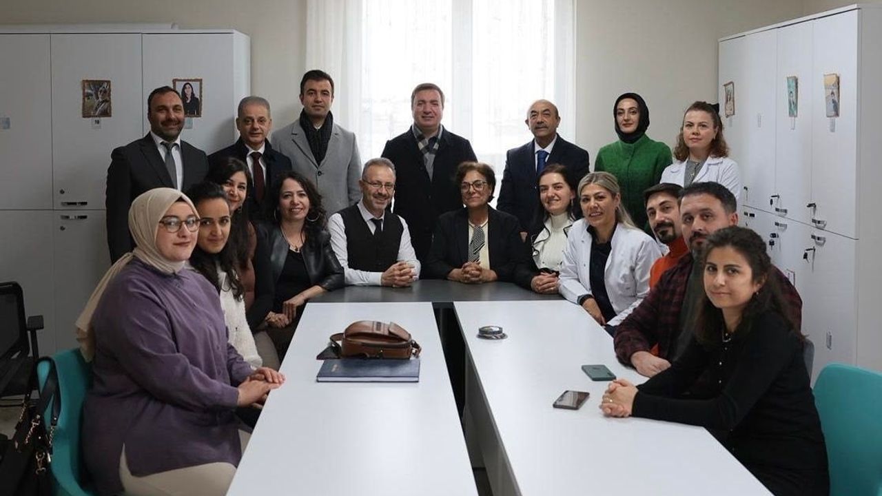 Vali Aydoğdu Hayrettin Paşa İlkokulu'nu Ziyaret Ederek Öğretmenlere Teşekkür Etti