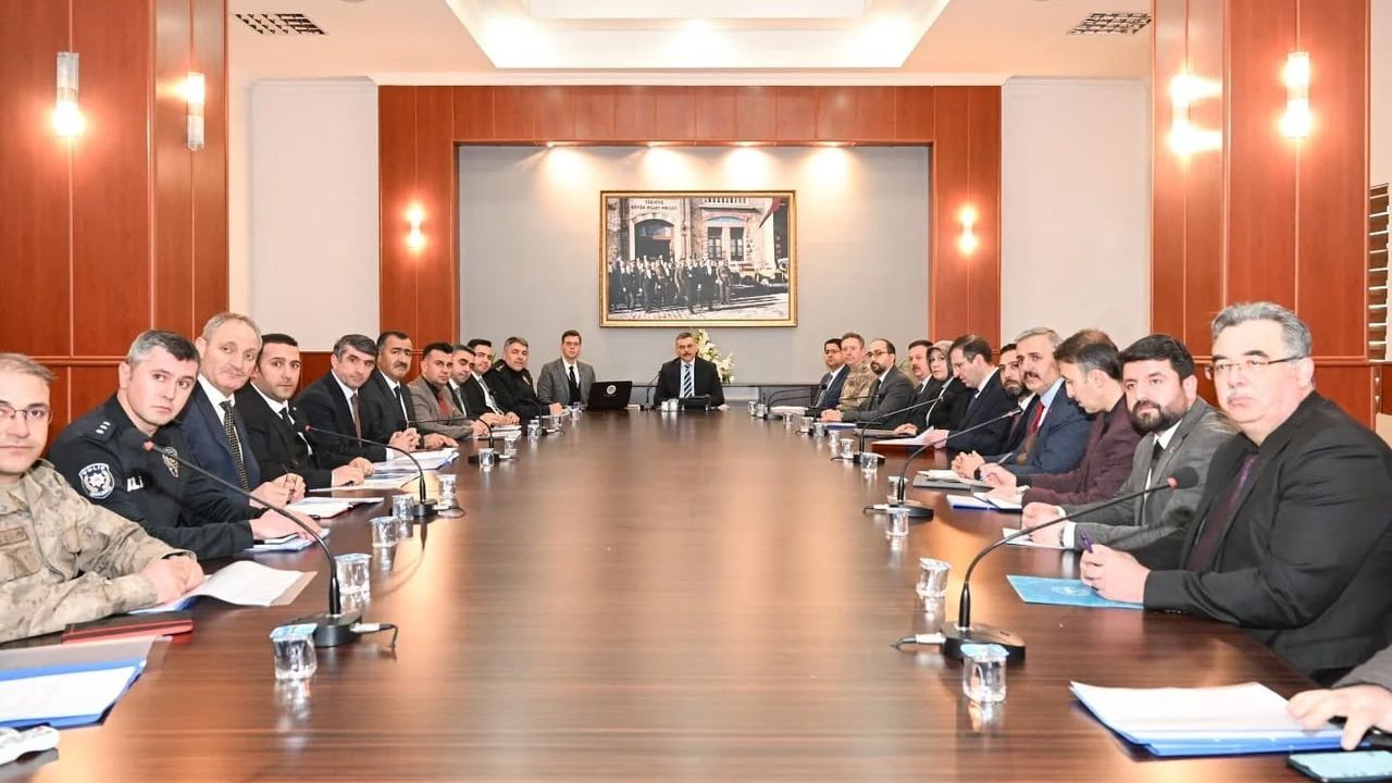 Vali Çiftçi başkanlığında Palandöken zirvesi: İlçe brifingi ve proje değerlendirmesi