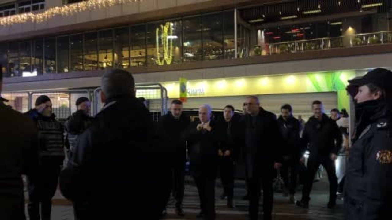 Vali Davut Gül ve Emniyet Müdürü Selami Yıldız Taksim'de denetim noktasını ziyaret etti