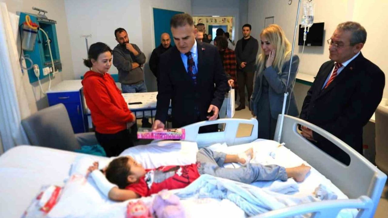 Vali Dr. İdris Akbıyık yeni yılı hastalar, huzurevi sakinleri ve görev yapanlarla karşıladı