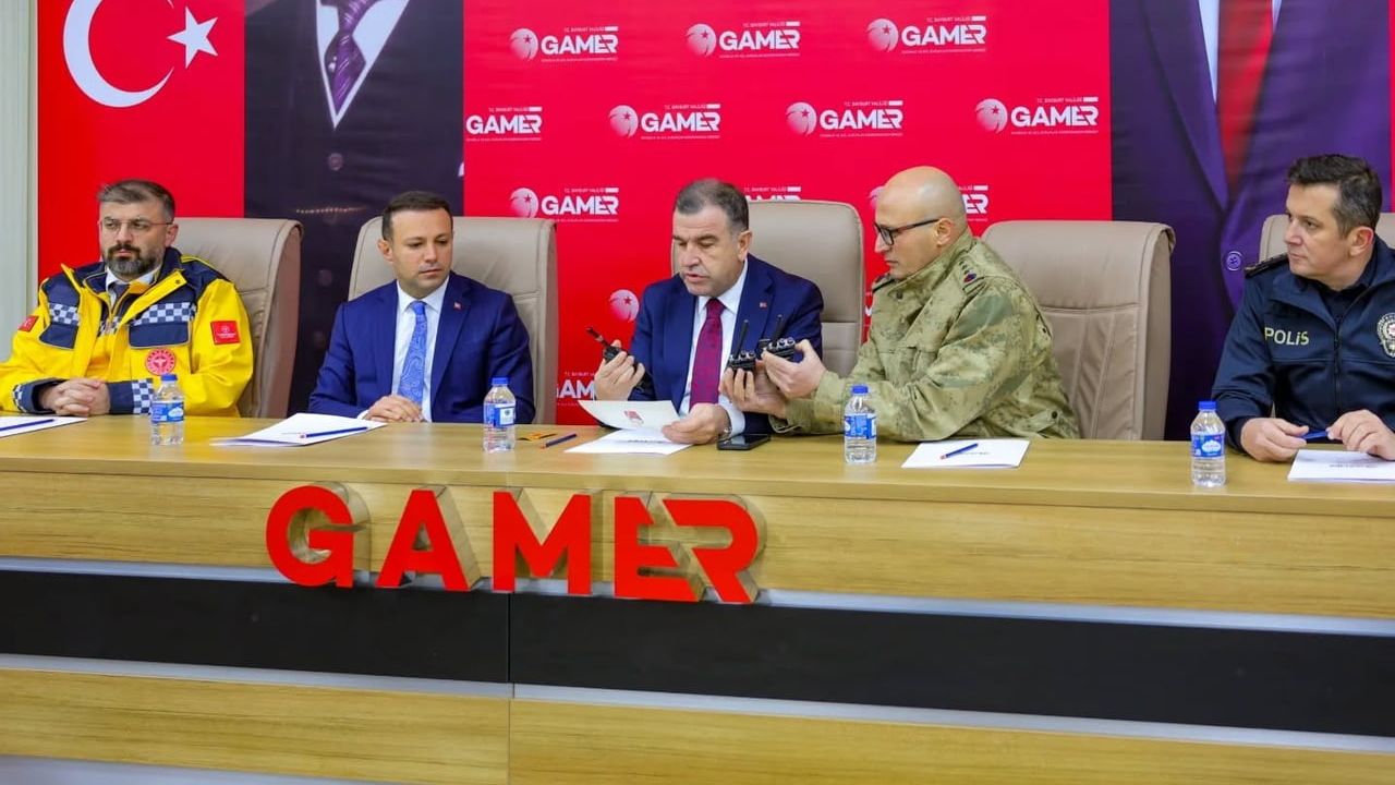 Vali Eldivan 112 Acil Çağrı Merkezi personelinin yeni yılını ziyaret ederek kutladı