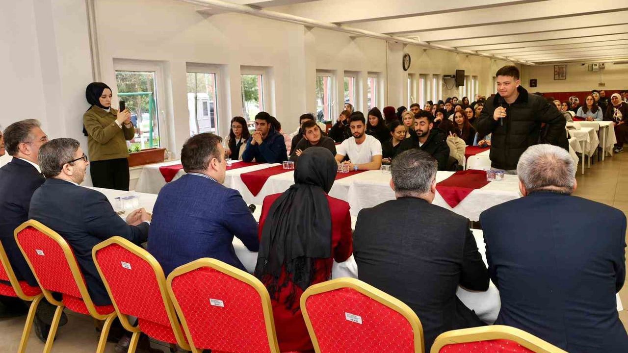 Vali Faik Oktay Sözer Gölpazarı Meslek Yüksekokulu'nda öğrencilerle bir araya geldi