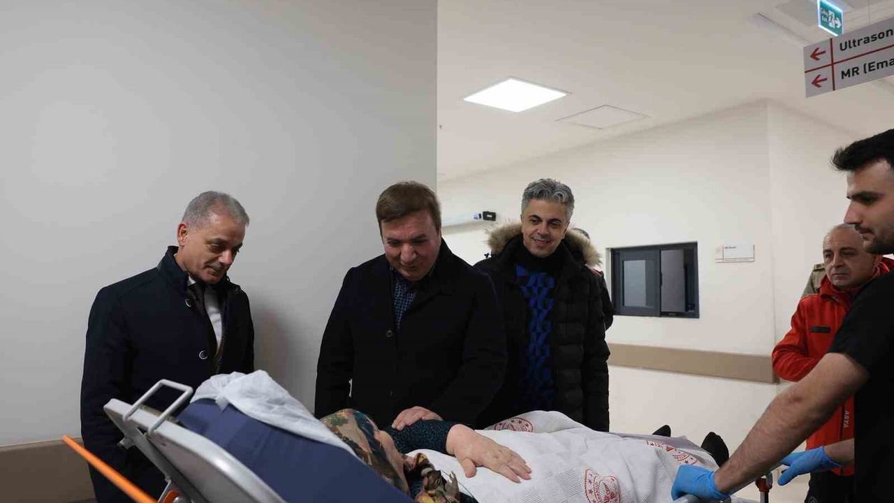 Vali Hamza Aydoğdu yılbaşı gecesini Mengücek Gazi Hastanesi Acil Servisi'nde karşıladı