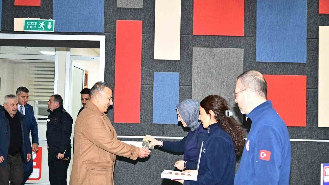 Vali Hayrettin Çiçek, yılbaşı nöbetindeki jandarma, polis ve sağlık personelini ziyaret etti