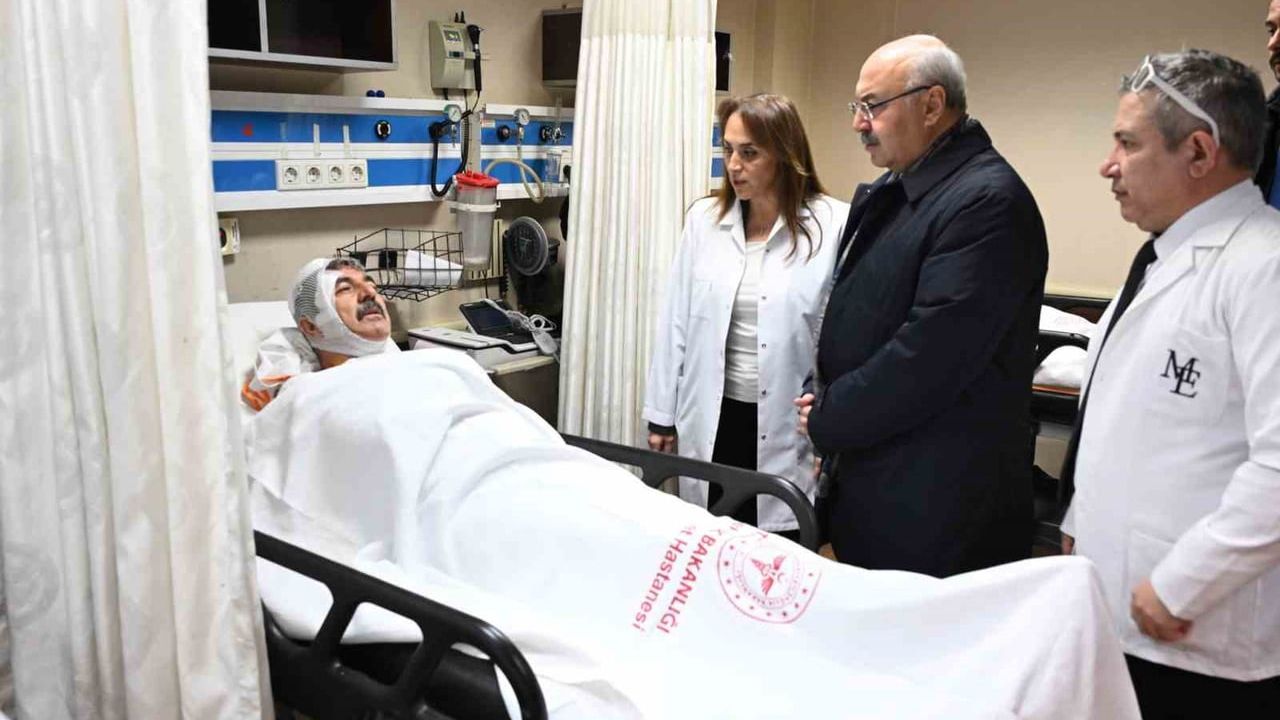 Vali Köşger, Buldan'daki servis kazasında yaralanan memurları ziyaret etti