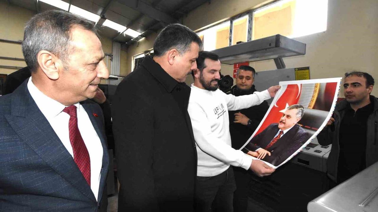 Vali Mustafa Çiftçi, 42’nci kuruluş yılında Zafer Ofset baskı tesislerini inceledi