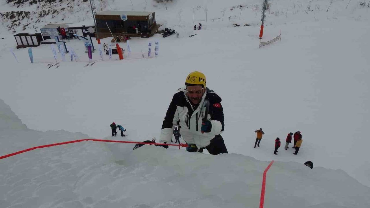 Vali Mustafa Çiftçi, Palandöken'deki yapay buz duvarına tırmandı