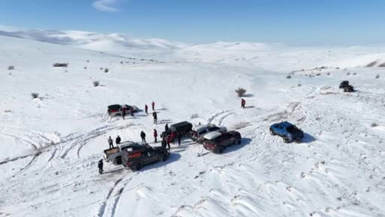 Vali Mustafa Çiftçi Söğütlü’de yaban hayvanlarına yemleme yaptı ve karda bot raftingi gerçekleştirdi