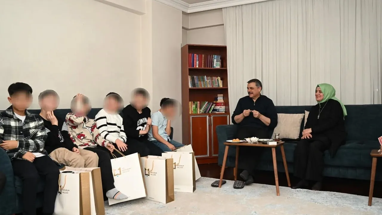 Vali Mustafa Çiftçi ve eşi Hamidiye Çocuk Evi'ni ziyaret etti