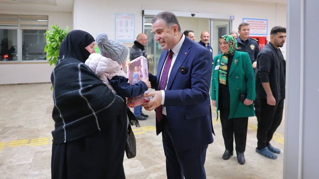 Vali Mustafa Eldivan'dan Bayburt'ta sağlık çalışanlarına yeni yıl ziyareti