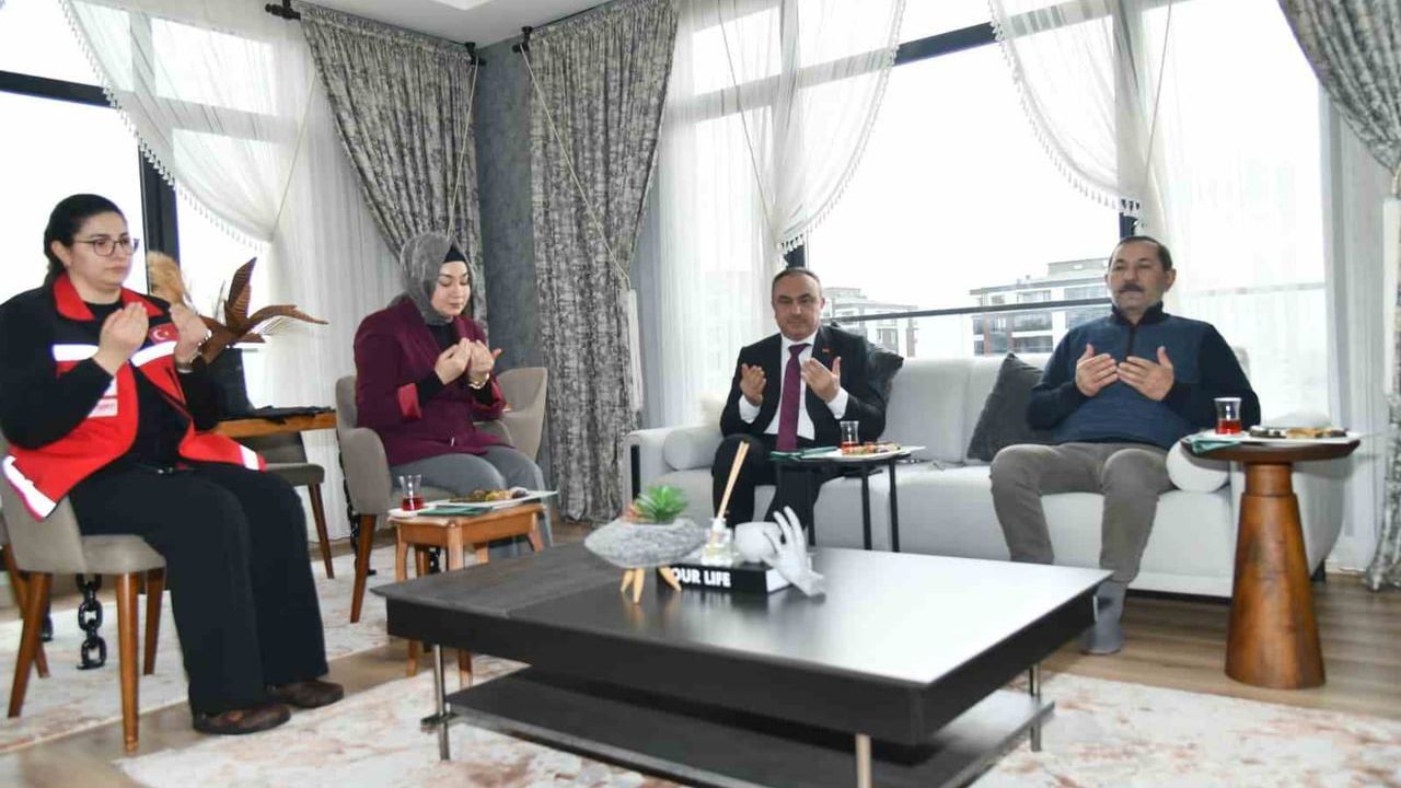 Vali Recep Soytürk, 15 Temmuz şehidinin kızı Burcu Zengin'i ziyaret etti