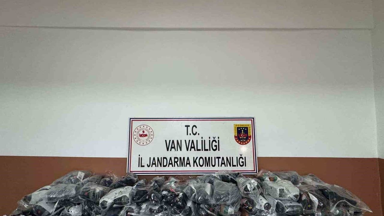 Van Başkale'de 1.410 epidotlu kuvars taşı ile 111 parça kaçak eşya ele geçirildi