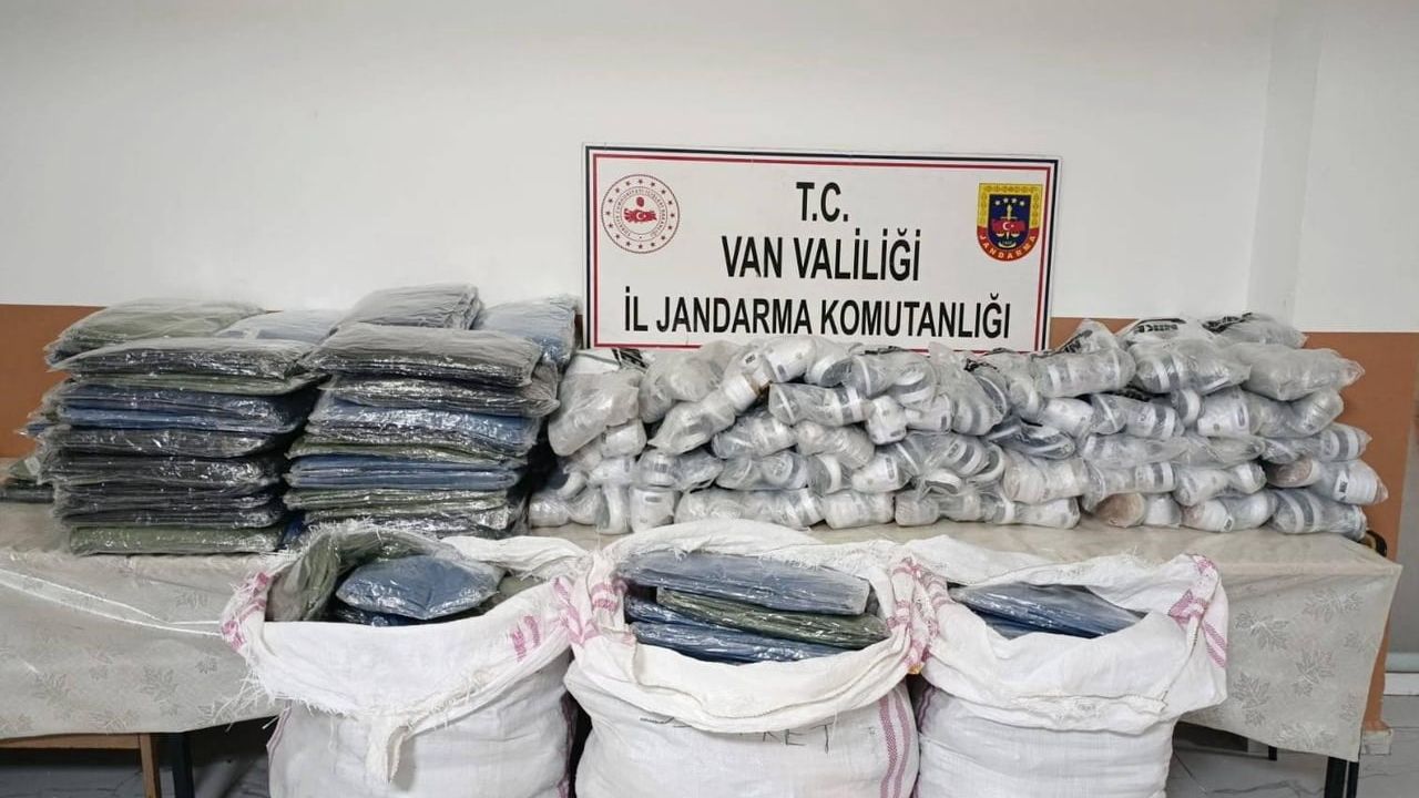 Van Başkale'de piyasa değeri 4,1 milyon TL olan gümrük kaçağı malzeme ele geçirildi
