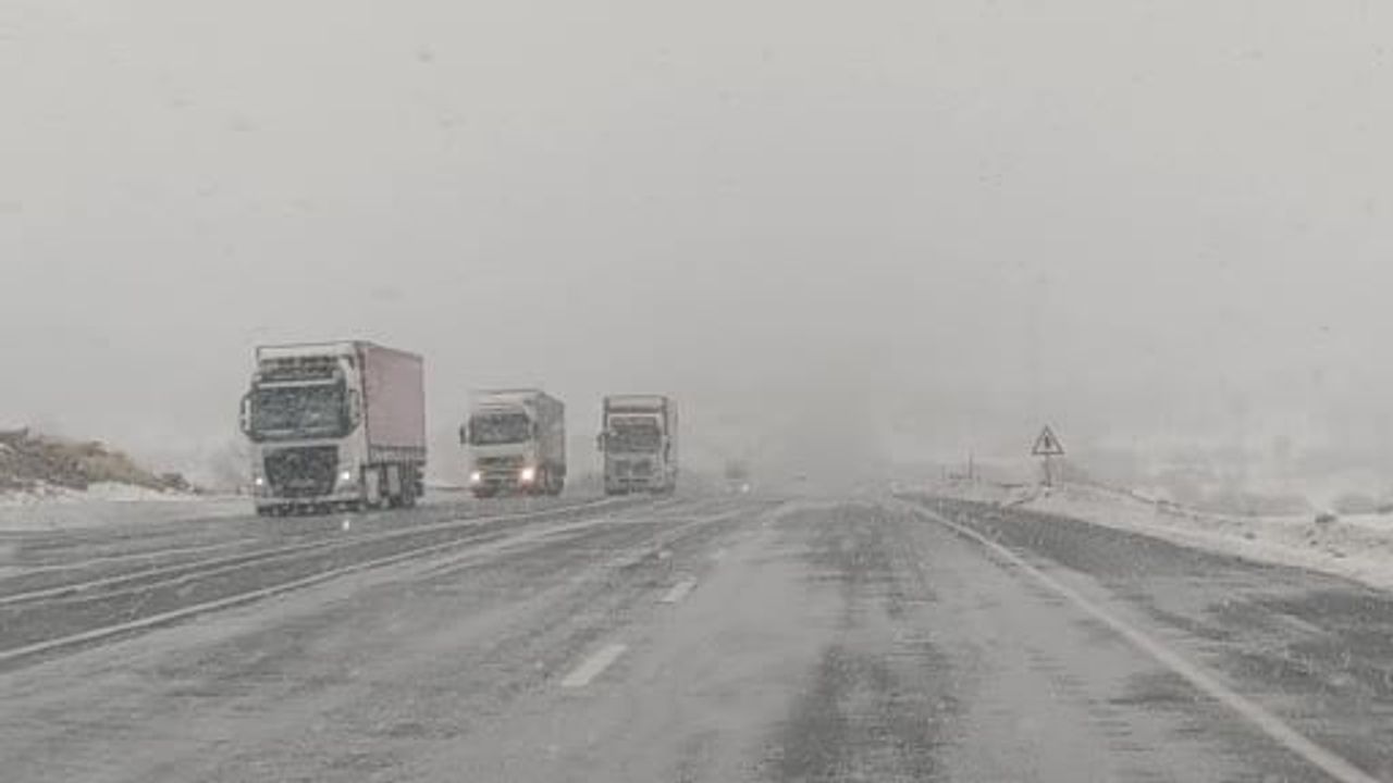 Van-Bitlis karayolunda kar yağışı ulaşımı olumsuz etkiliyor