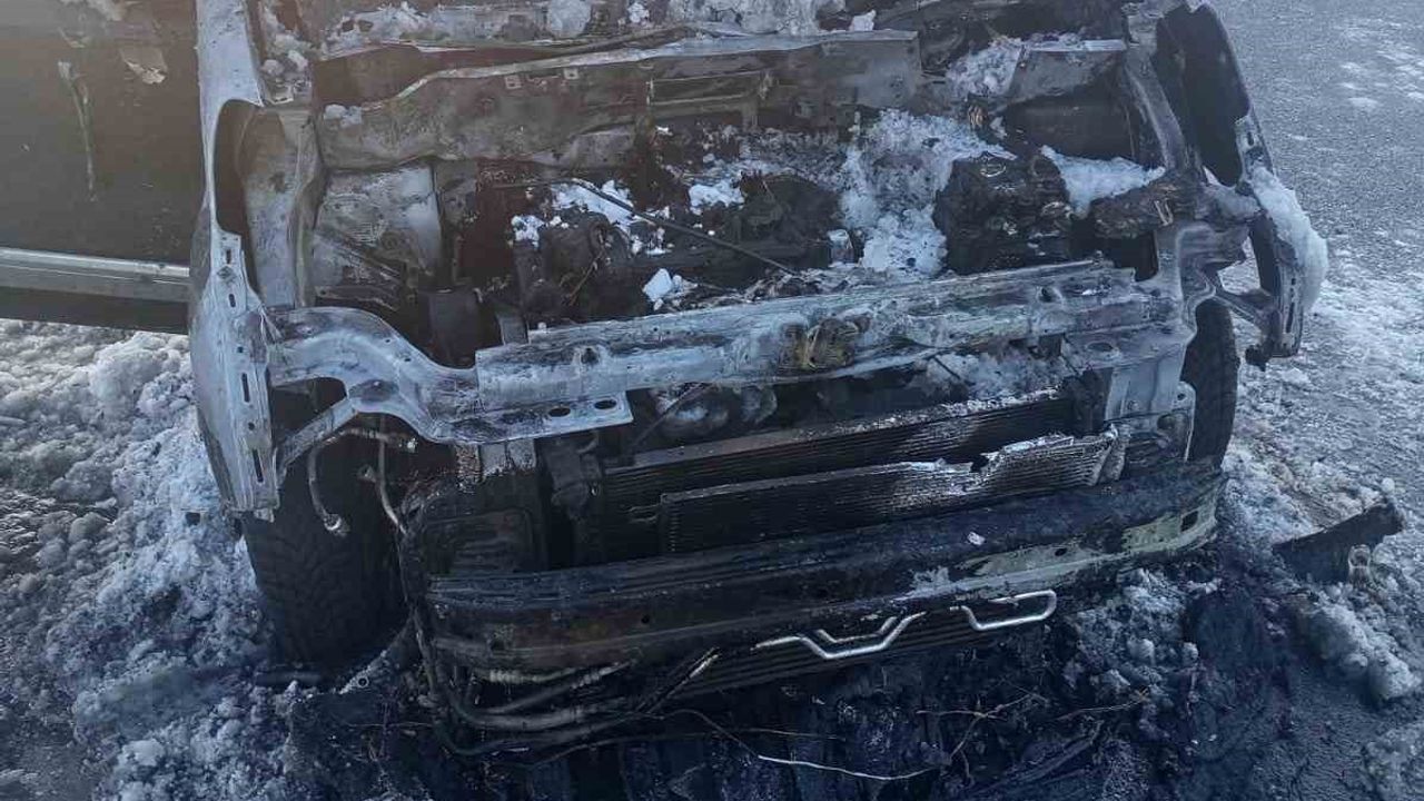 Van Çaldıran'da seyir halindeyken motoru yanan Citroen Nemo kamyonet söndürüldü