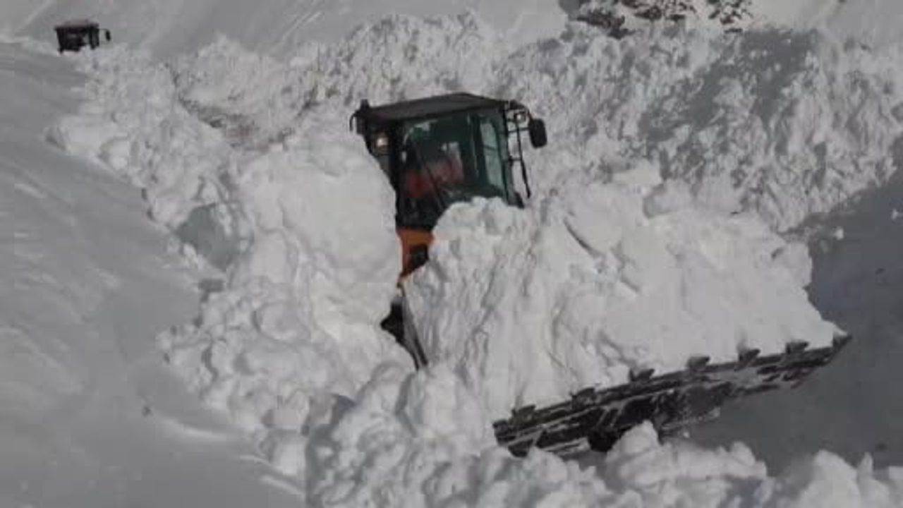 Van-Çatak kara yolu 5. gün: Geçişler yalnızca öncelikli ve acil araçlara açık