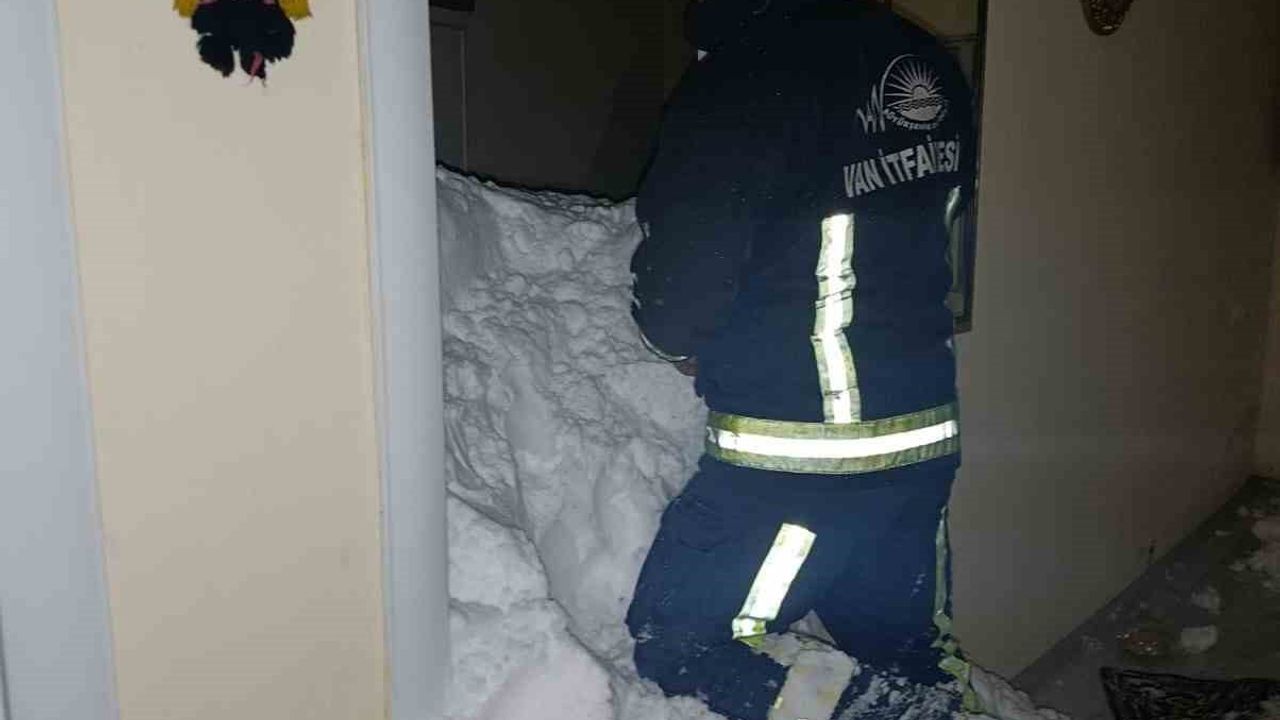 Van Çatak'ta çığ yağışı: 1 kişi kayıp, 22 ev boşaltıldı