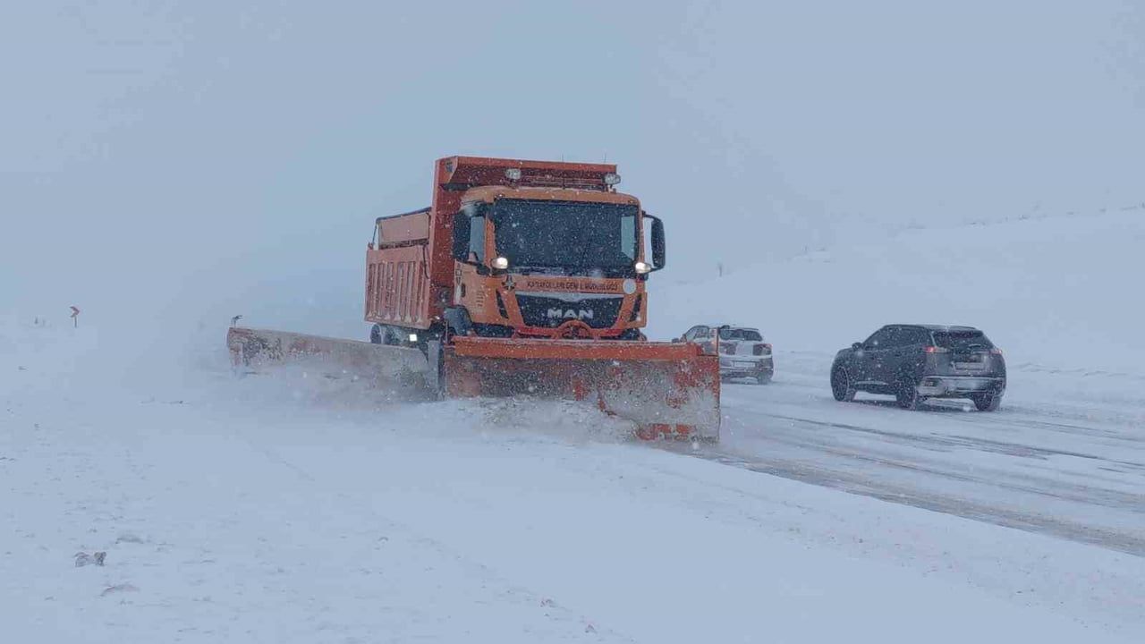 Van'da 2 bin 225 rakımlı Kurubaş Geçidi sabah saatlerinde ulaşıma açıldı
