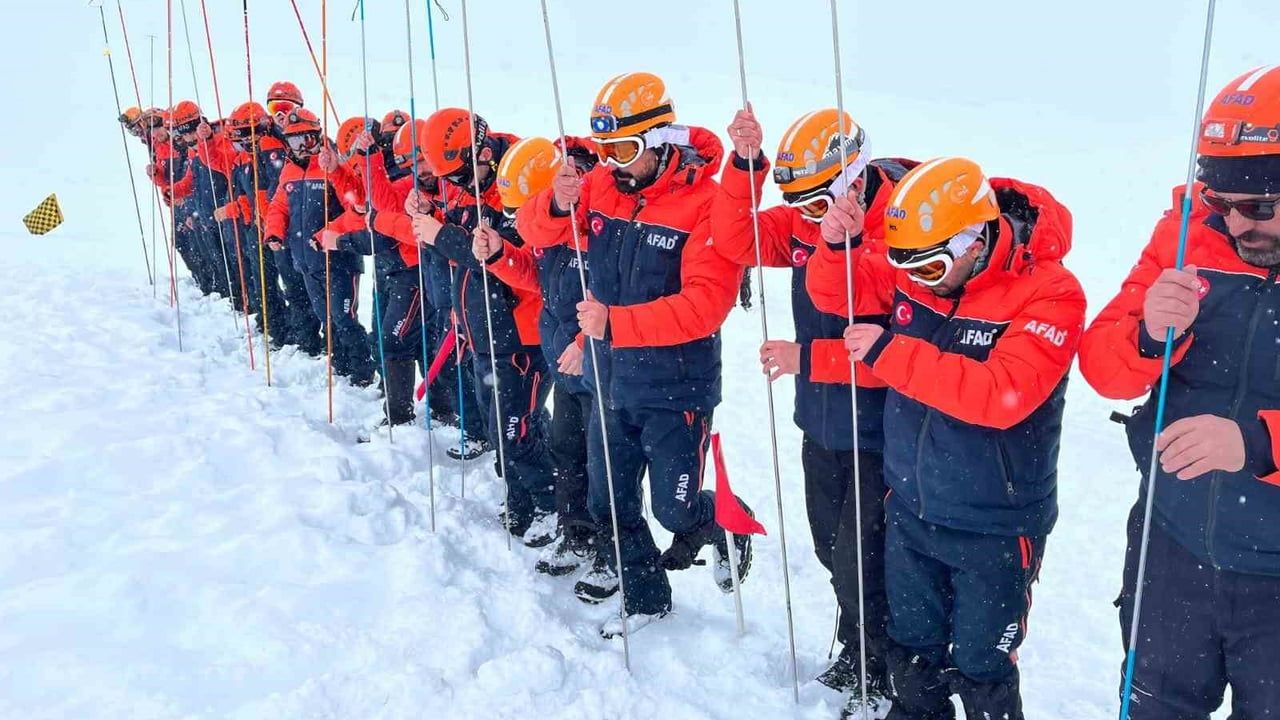 Van'da AFAD tarafından çığda arama kurtarma eğitimi başladı