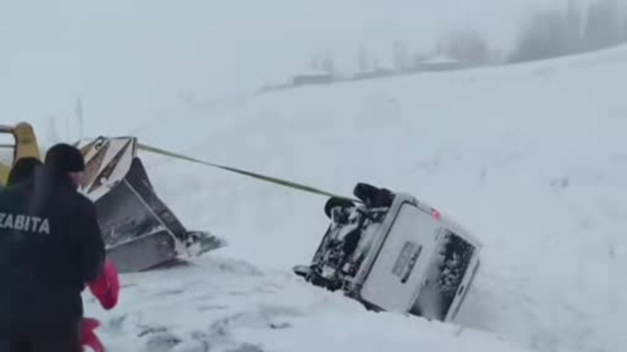 Van'da Başkale'de kontrolden çıkan minibüs yol kenarındaki kar birikintisine saplandı