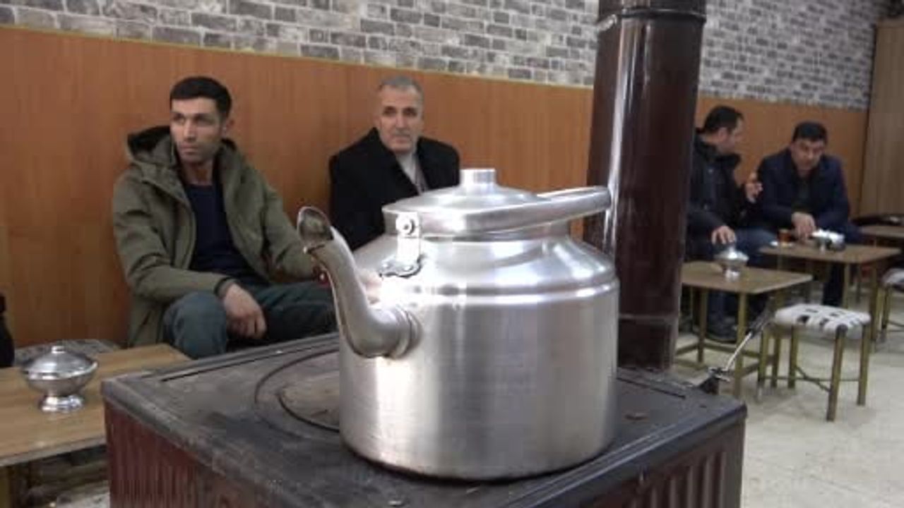 Van'da çay evlerinde soba üzerinde demlenen kış çaylarına yoğun ilgi