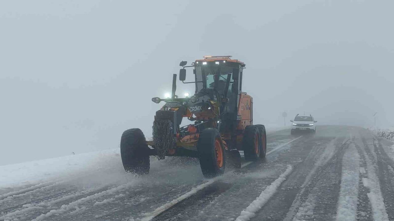 Van'da çığı temizleyen greyder şarampole yuvarlandı; operatör hafif yaralandı