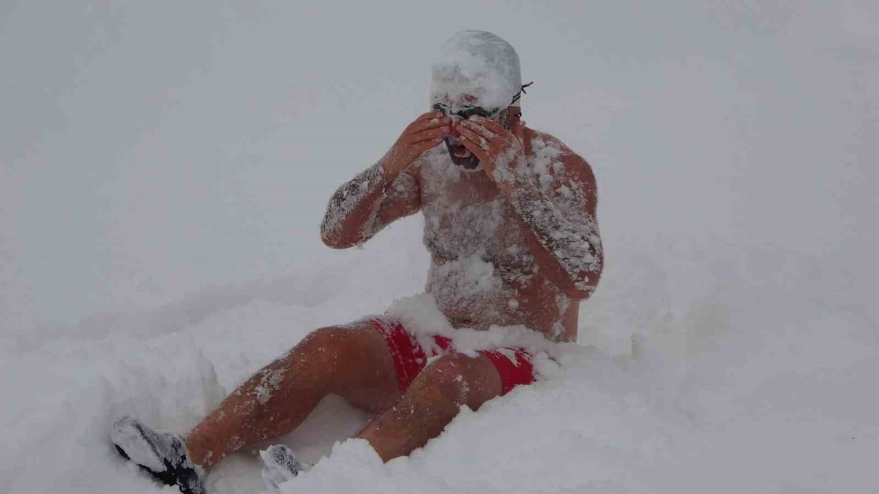 Van'da eksi 8'de kar banyosu: Özel eğitim öğretmeni Muhammed Turken deneyimini paylaştı