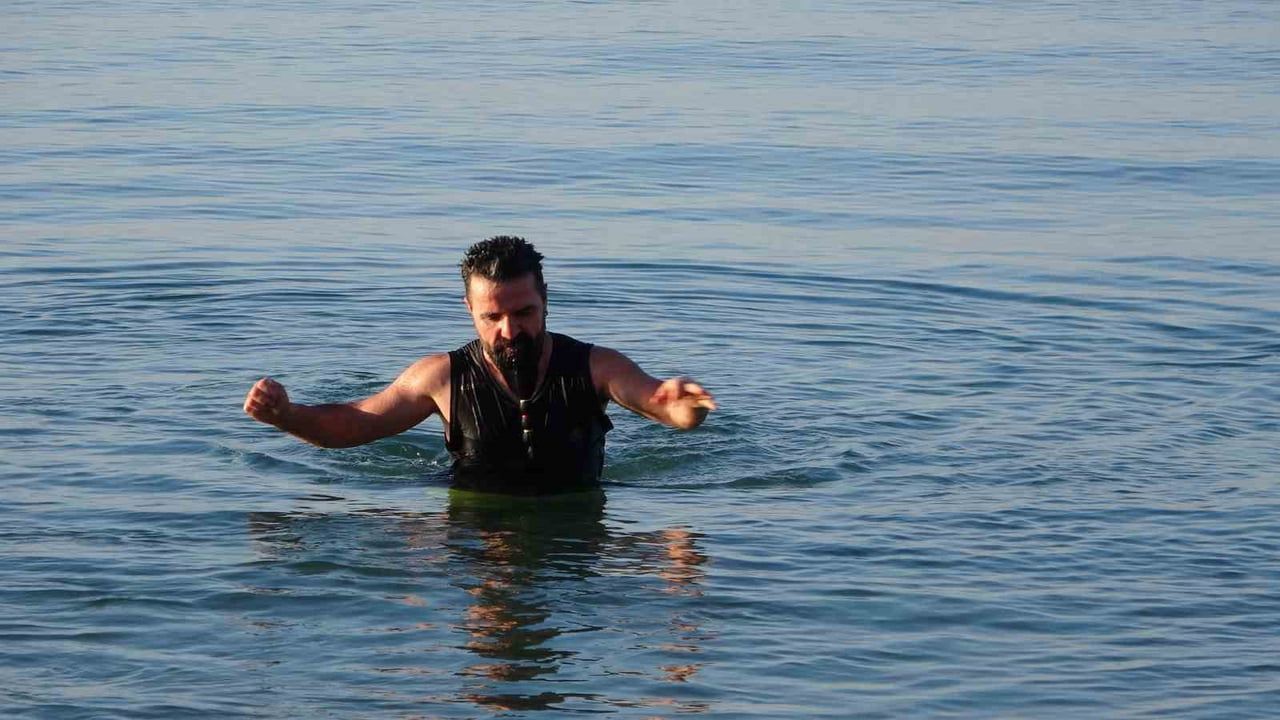 Van'da eksi 9 derecede Van Gölü'ne giren iki öğretmen kar üstünde güneşlendi