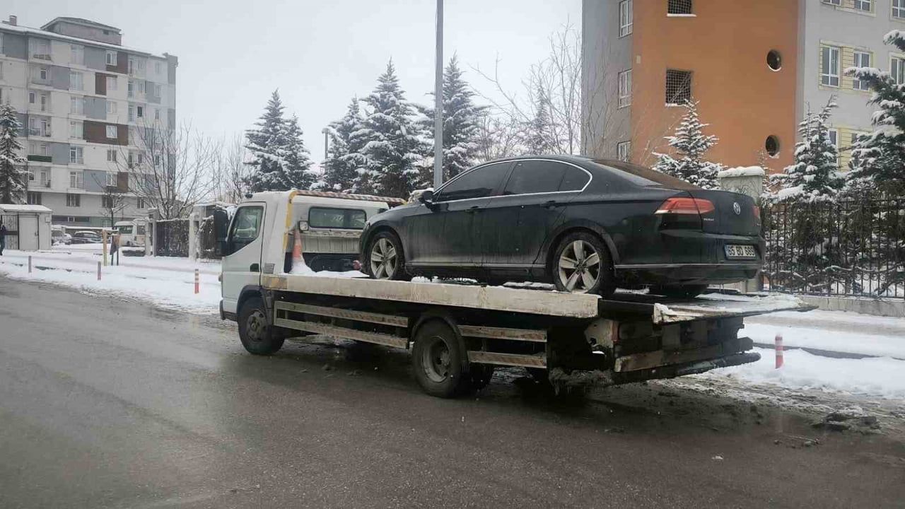 Van'da İpekyolu Belediyesi'ne Ait Resmi Araca Haciz Uygulandı