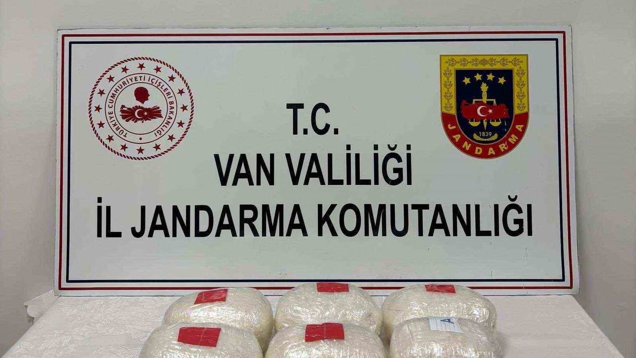 Van'da jandarma operasyonu: 7 kilo 270 gram metamfetamin ve bin 690 paket kaçak sigara ele geçirildi