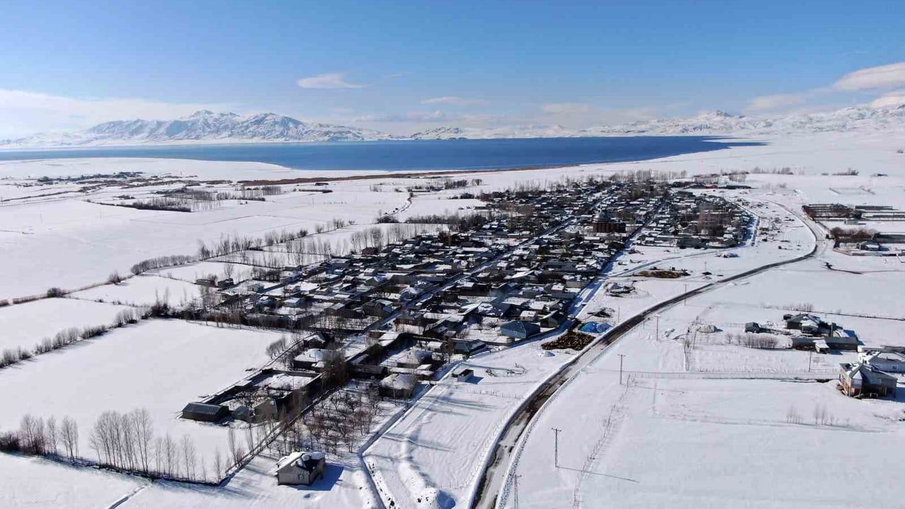 Van'da Kar Etkili Oldu: Yerleşimler Beyaza Büründü, Van Gölü Kıyıları Fotoğrafçılara Doğal Görüntü Sağladı