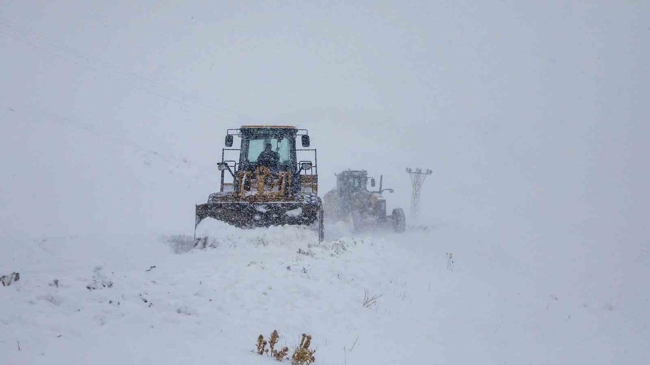 Van'da kar nedeniyle 671 yerleşim yerinin yolu ulaşıma kapandı