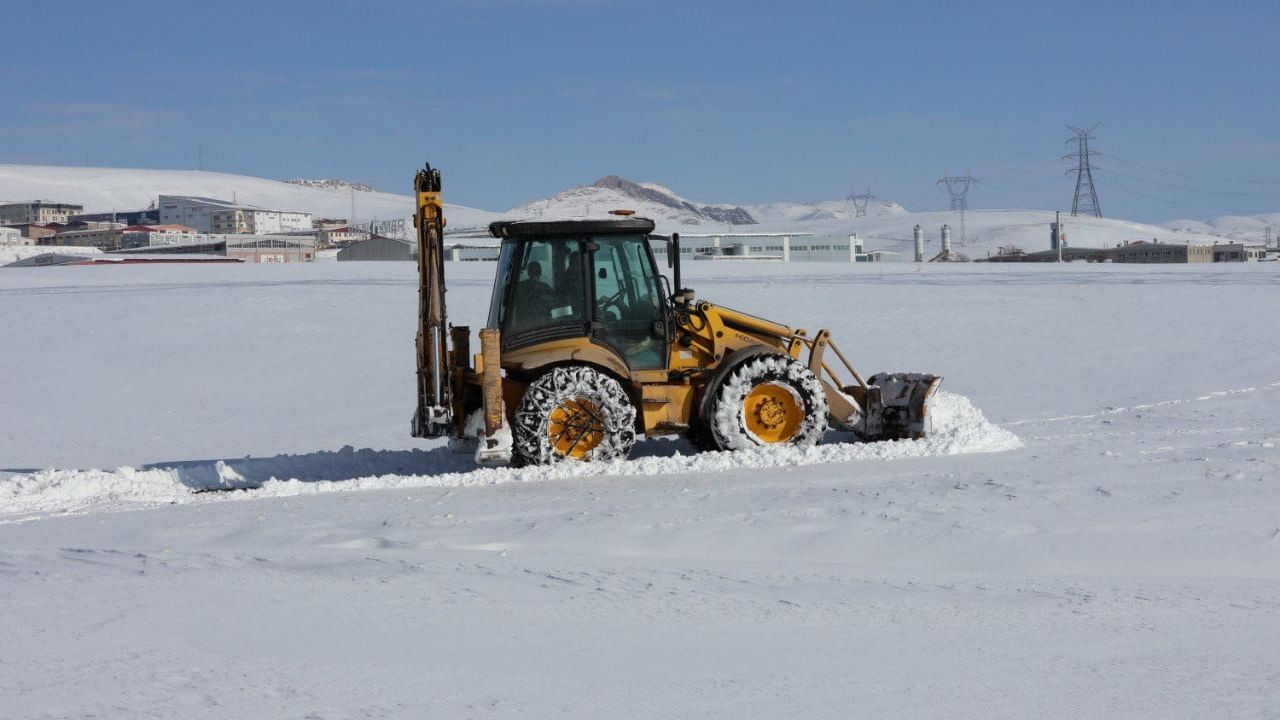 Van'da kar nedeniyle kapanan 625 yerleşim yolunun 469'u açıldı