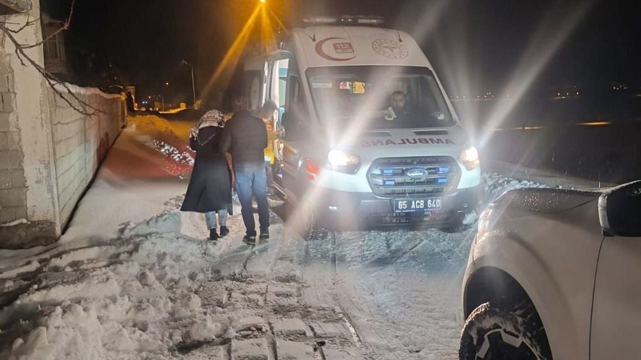 Van'da kar yağışı: Belediye ekipleri hasta ve mahsur kalanları kurtardı