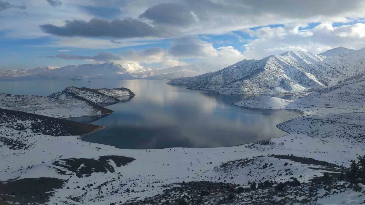 Van'da Karla Beyazlanan Doğa ve Van Gölü'nün Mavi Kontrastı