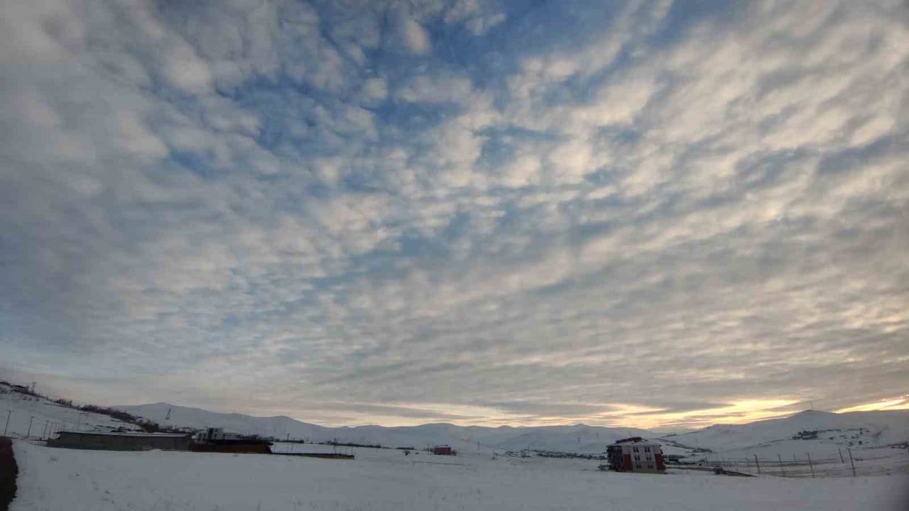Van'da kümülüs bulutları karlı dağlarla görsel uyum sağladı