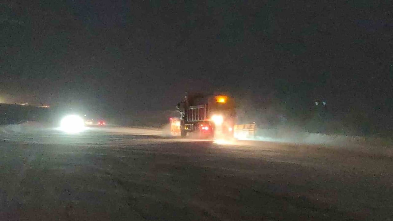 Van'da Kurubaş Geçidi (2225 rakım) kar ve tipi ulaşımı olumsuz etkiliyor