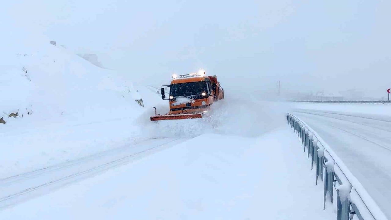 Van'da Kurubaş Geçidi'nde kar yağışı ve sis trafiği olumsuz etkiliyor