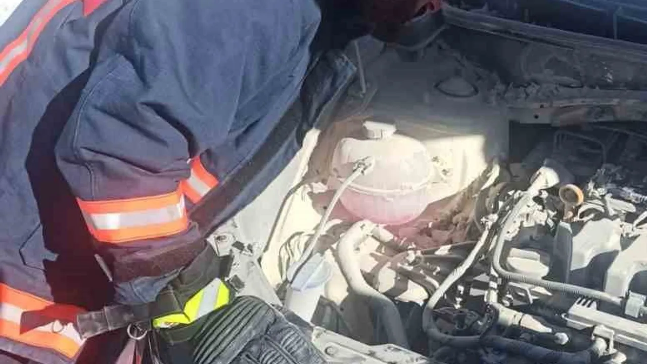 Van'da Seyir Halindeki Hyundai Otomobilin Motorunda Yangın