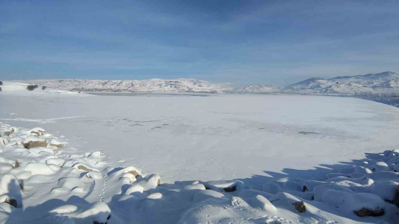 Van'da Sıhke Göleti Tamamen Dondu: Gece Sıcaklıkları Eksi 11 Derece