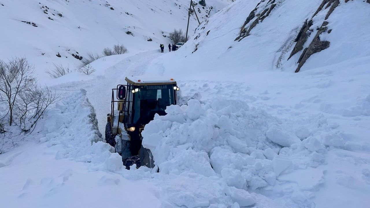 Van'da Sualtı Mahallesi'nde zorlu hasta kurtarma: İki hasta Başkale Devlet Hastanesi'ne ulaştırıldı